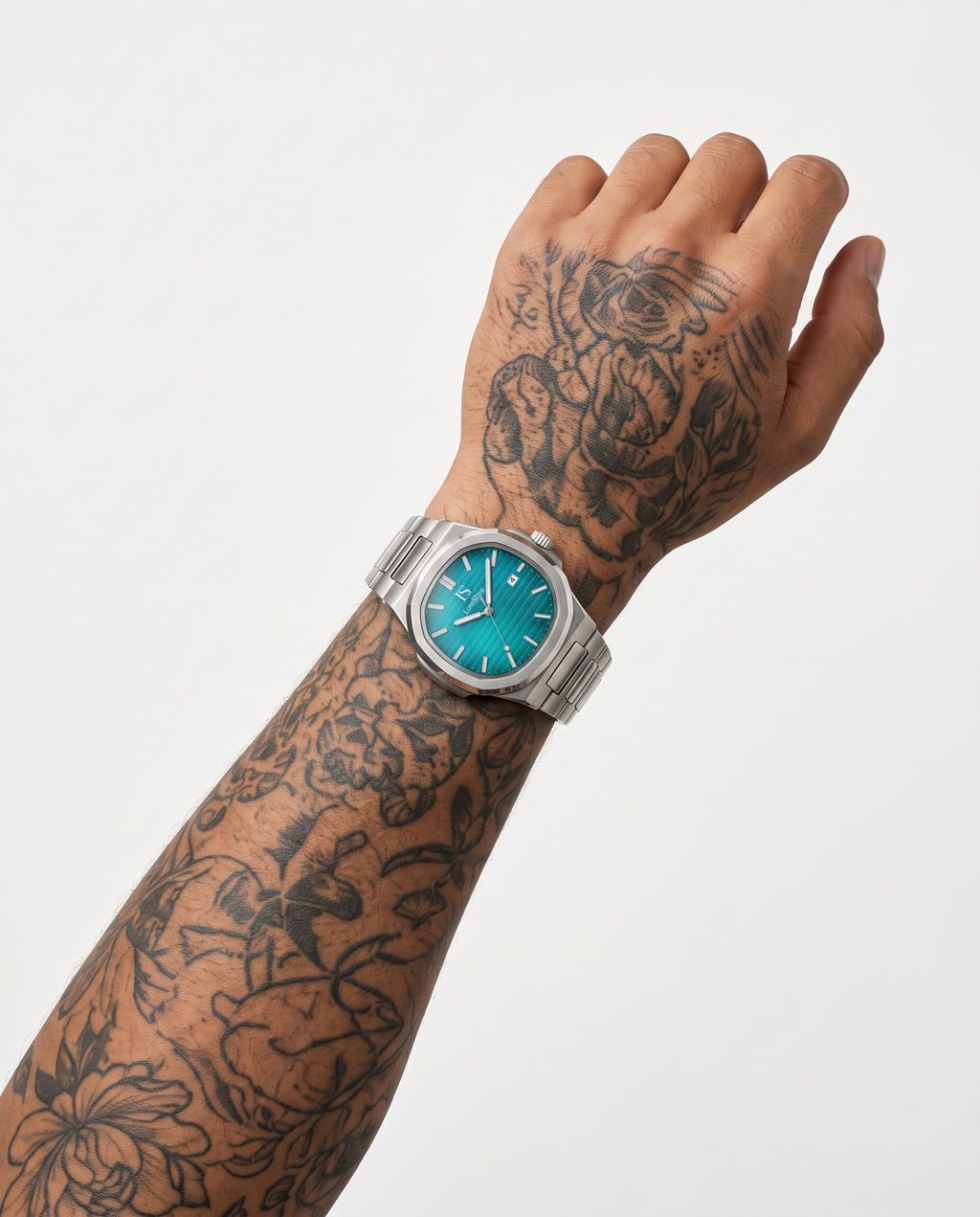 AI-GENERATED | source: Higgsfield nano_banana_2 | purpose: white-on-wrist-standard | product: CASPIAN | variant: Atlántic Blue | variant_id: gid://shopify/ProductVariant/52313877840161 | model: approved-luxe-male-20260707 | date: 2026-07-10 | target: PDP gallery slot 2