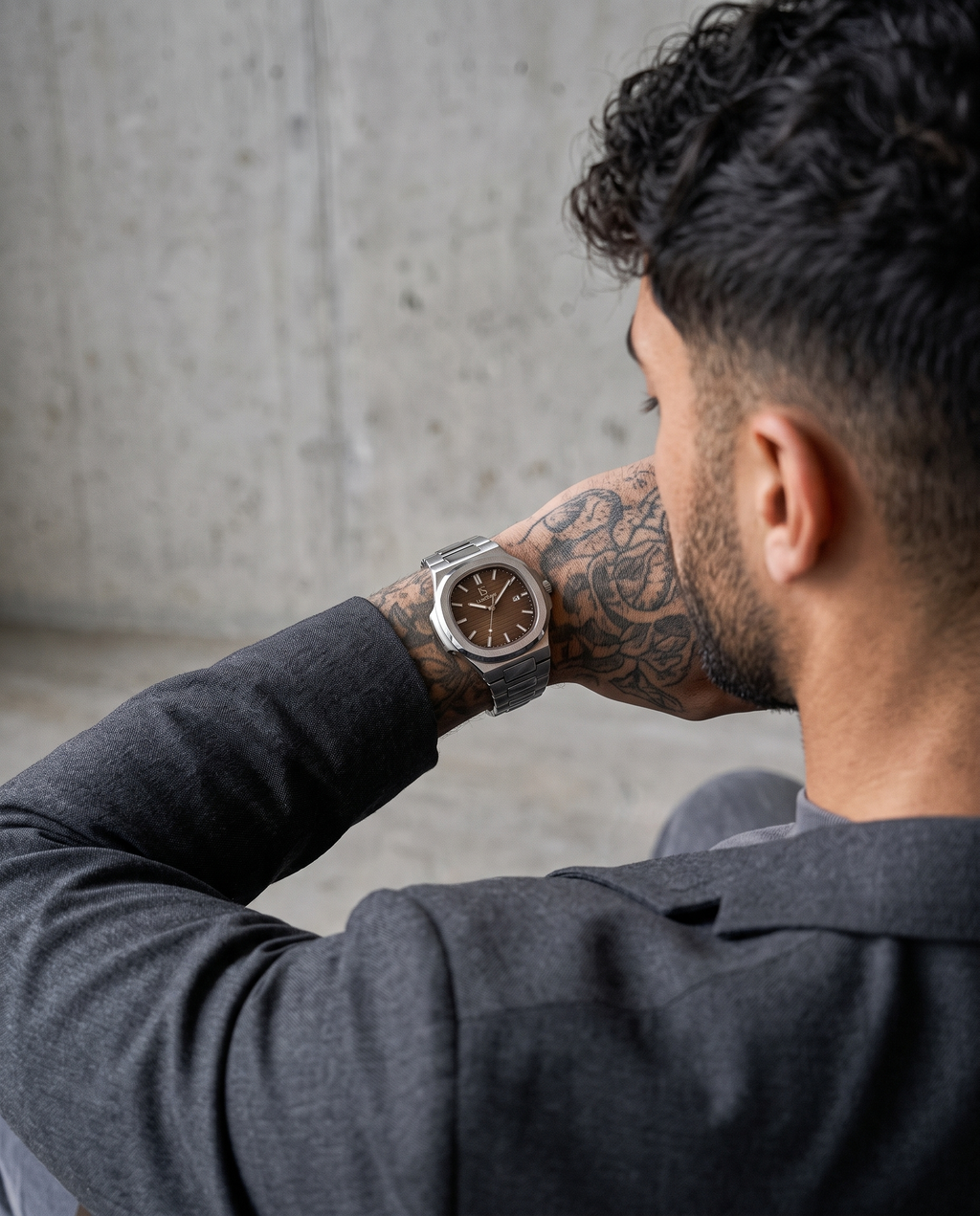 AI-GENERATED | source: Higgsfield nano_banana_2 | purpose: lifestyle-back | product: CASPIAN | variant: Tobacco Sunbrust | variant_id: gid://shopify/ProductVariant/52313877807393 | model: approved-luxe-male-20260707 | date: 2026-07-10 | target: PDP gallery lifestyle